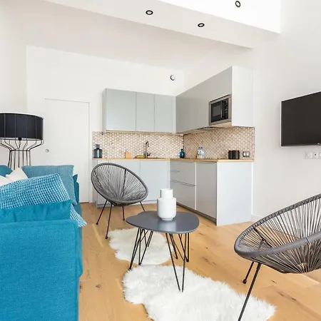 Cmg Buttes Chaumont / Menans Apartment *